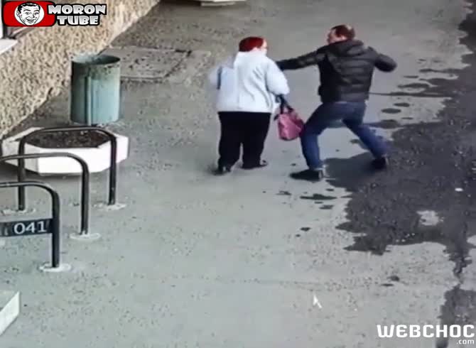 Video :Shock - In Russia, a psychopathic guy openly attacks a lady